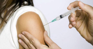 Một phụ nữ đang được tiêm vaccine