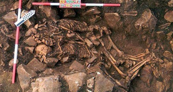 Hai bộ hài cốt được phát hiện trong tư thế ôm chặt nhau trong một ngôi mộ tại Hy Lạp